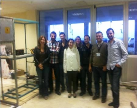 29-31 Ekim 2013 tarihinde İstanbul Lütfi Kırdar Uluslararası Kongre ve Sergi Sarayı’nde yapılacak olan Metal Sektörünün Metalik Fikirler 2. Ar-Ge Proje Pazarı (bkz. http://www.metalikfikirler.org/) yarışmasında Elektrik Elektronik Mühendisliği Bölümü Öğretim Üyelerimizden Doç. Dr. Elif Aydın ve İmalat Mühendisliği Bölümü Öğretim Üyelerimizden Yrd. Doç. Dr. Besim Baranoğlu’nun danışmanlığınde lisans öğrencilerimizin 2012-2013 akademik yılında gerçekleştirdiği Elektromanyetik Sac Şekillendirme konulu lisans araştırma projesi (LAP), öğrenci projeleri dalında finale kalmıştır.   Yarışmanın sponsorluğu İstanbul Demir ve Demir Dışı Metaller İhracatçıları Birliği (İDDMİB) tarafından yapılmaktadır.  İmalat Mühendisliği ve Elektrik Elektronik Mühendisliği Bölümlerinden projede yer alan birer öğrencimiz 29-31 Ekim tarihleri arasında İstanbul'da proje pazarı etkinliğine, tüm masrafları İDDMİB tarafından karşılanacak şekilde, katılacaklardır.   Proje başvurusunu yaparak girişimcilik örneğini gösteren araştırmacı ve girişimci öğrencilerimizi kutluyor, yenilikçi ve ar-ge yönü kuvvetli bu çalışmadan ödül alarak dönmesini umud ediyoruz.    Resimde proje ekibini görmektesiniz.