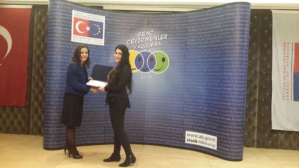 Mütercim Tercümanlık bölümümüz 4.sınıf öğrencilerinden, Fatma İldem Erbayar, Türkiye'deki tüm Mütercim-Tercümanlık bölümlerinin katılımıyla gerçekleşen ve her yıl düzenlenen Avrupa Birliği Bakanlığı Genç Çevirmenler Yarışmasında İngilizce'de  3.lük kazanmıştır. Kendisini tebrik ediyor, başarılarının daim olmasını diliyoruz.