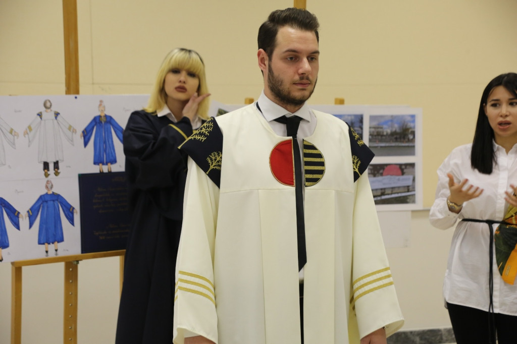 1578917704-m.jpg