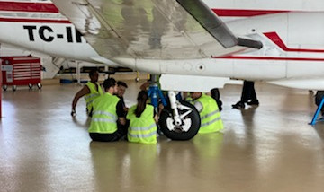 UÇAK ÜZERİNDE UYGULAMA EĞİTİMLERİ YAPILDI